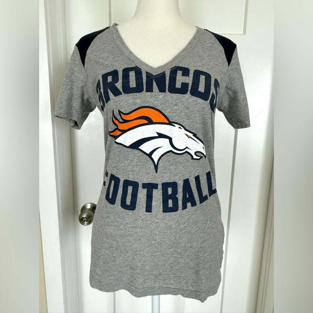 Nike NFL Denver Broncos Women’s V-Neck Tee Shirt Small Gray